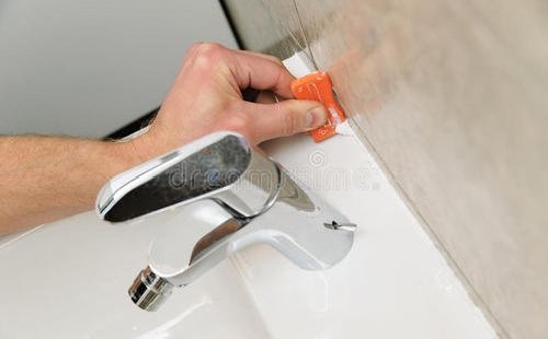 如何從浴室瓷磚上移除玻璃密封膠？裝修完后怎么除掉衛生間玻璃膠