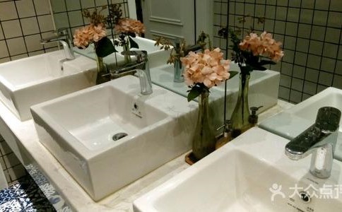 浴室装饰玻璃隔断有什么优缺点 安装知识 猴吉吉 浴室装饰玻璃隔断有什么优缺点 安装知识 猴吉吉