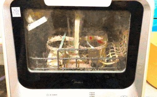 洗碗機發出噪音的原因是什么？