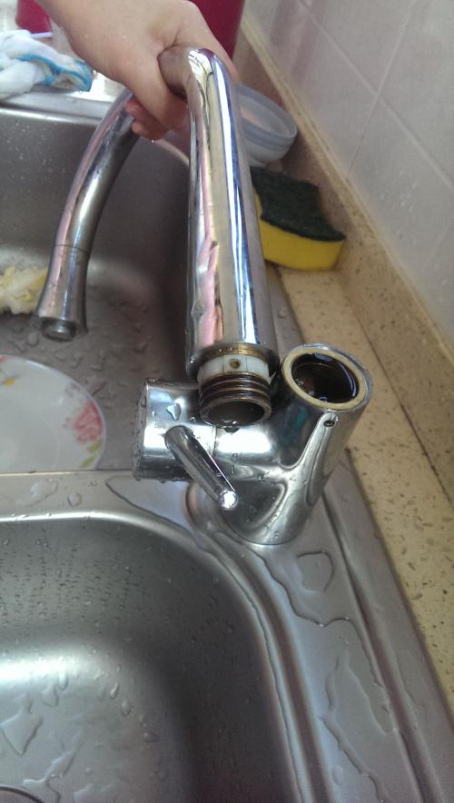 厨房或浴室水槽下水管反水原因与维修步骤 维修技巧 猴吉吉